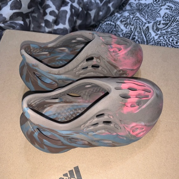 Authentic Kids/infant Yeezys Foam RNNR Sand Grey